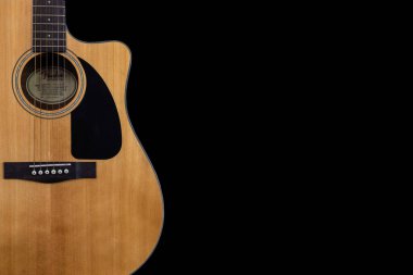 Klasik sarı akustik gitarın vücut parçası Fender CD-60 izole edilmiş siyah arka planda siyah yankesici ve metin için boşluk