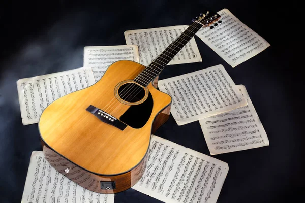 Zestaw Nuty Klasyczne Akustyczne Sześć Struny Żółty Gitara Czarnym Futerał — Zdjęcie stockowe