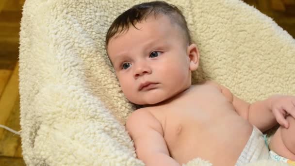 Bonito pequeno recém-nascido bebê menino no cobertor branco — Vídeo de Stock
