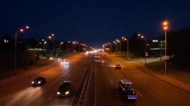 ถนนไฮเวย กลางค รถยนต านวนมากเคล อนท ไปพร อมก บไฟหน าในแสงของโคมไฟถนนท รวมอย — วีดีโอสต็อก