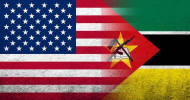 Mozambik Ulusal Bayrağı taşıyan Amerika Birleşik Devletleri (ABD) ulusal bayrağı. Grunge arkaplanı