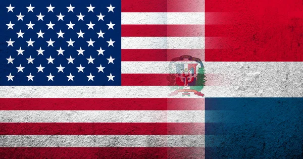 美利坚合众国 国旗上有多米尼加共和国国旗 Grunge Background — 图库照片