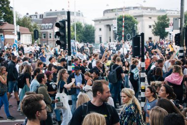 Amsterdam, Hollanda - 11 Eylül 2021, Covid karşıtı gösteri: Kültür sektöründeki hükümet tedbirlerini protesto eden gençler