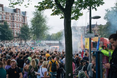 Amsterdam, Hollanda - 11 Eylül 2021, Covid karşıtı gösteri: Kültür sektöründeki hükümet tedbirlerini protesto eden gençler