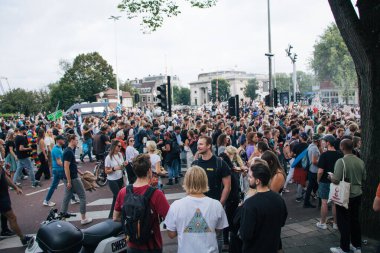 Amsterdam, Hollanda - 11 Eylül 2021, Covid karşıtı gösteri: hükümet koronasını festival ile protesto eden gençler