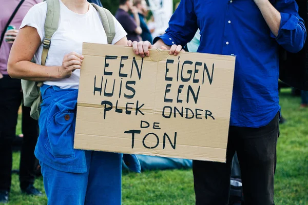アムステルダム オランダ 9月2021 住宅不足 段ボールサインに対する抗議デモ — ストック写真