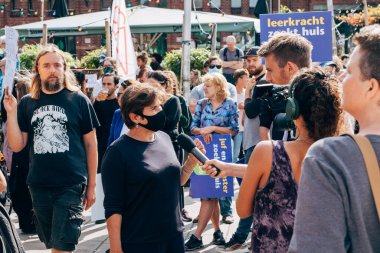 Amsterdam, Hollanda - 12 Eylül 2021: İşçi Partisi lideri Lillianne Ploumen konut gösterisinde basına konuştu