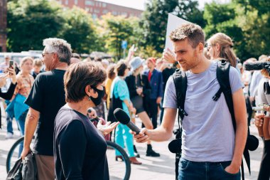 Amsterdam, Hollanda - 12 Eylül 2021: Partij van de Arbeid lideri Lillianne Ploumen yüz maskesi takarak röportaj yaptı
