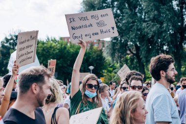 Amsterdam, Hollanda - 12 Eylül 2021: aşırı ısınmış Hollanda pazarında konut sıkıntısını protesto eden öğrenciler