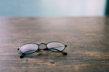 Kötü görüş ya da miyop - Ahşap masa üzerinde yaşlılar için okuma gözlüğü
