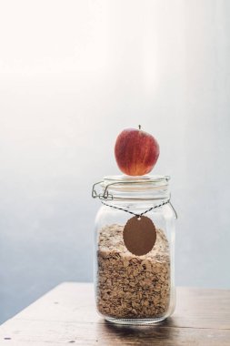 Meyve ve fiber - düşük glisemik indeksli sağlıklı kahvaltı - elma ve yulaf ezmesi cam kavanozu