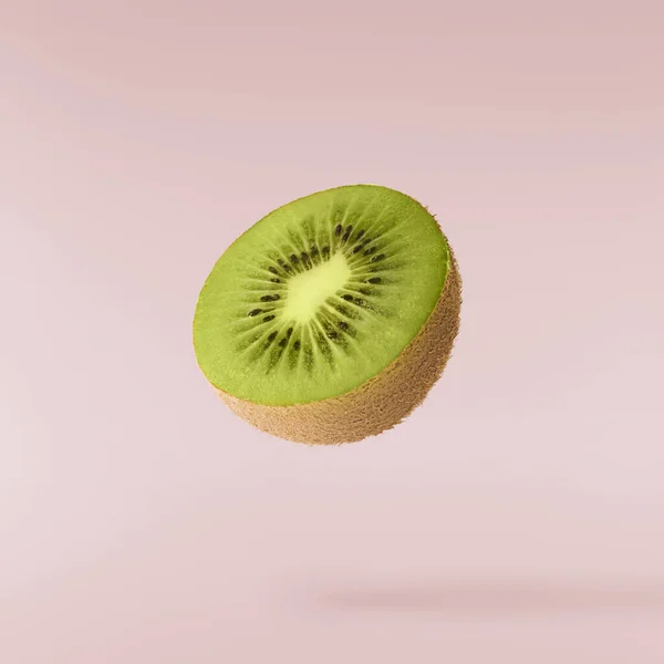 新鲜的生猕猴桃落在空气中 与粉色背景隔离 食品悬浮的概念 高分辨率图像 — 图库照片