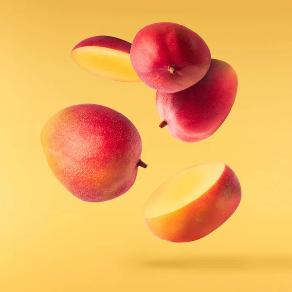Frische Reife Mango Fällt Der Luft Isoliert Auf Gelbem Hintergrund — Stockfoto
