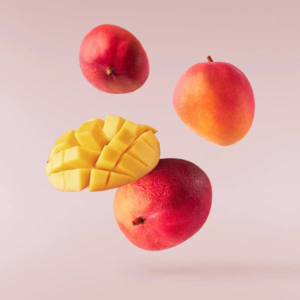 Frische Reife Mango Fällt Der Luft Isoliert Auf Rosa Hintergrund — Stockfoto