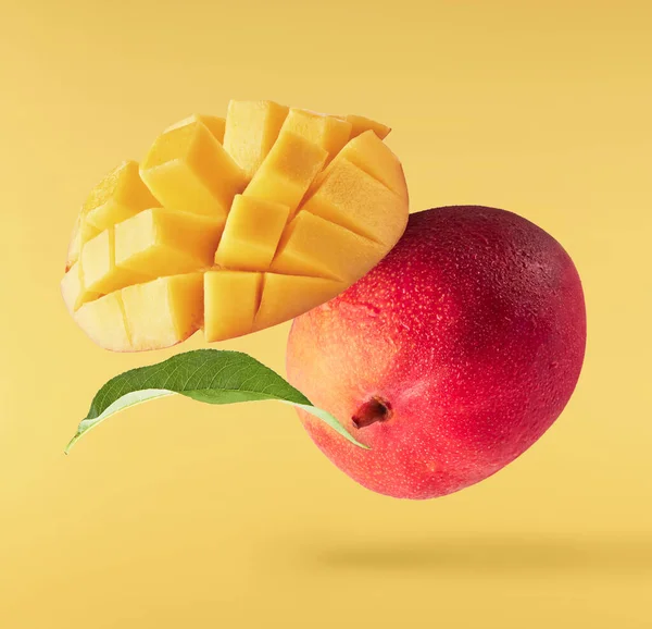 Frische Reife Mango Mit Blättern Die Die Luft Fallen Isoliert — Stockfoto