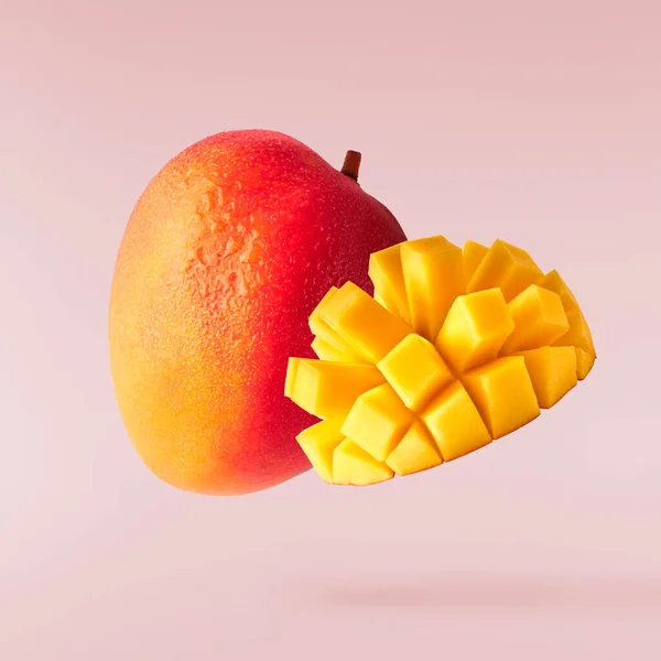 Frische Reife Mango Fällt Der Luft Isoliert Auf Rosa Hintergrund — Stockfoto