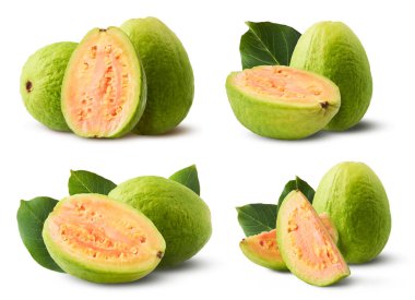 Taze olgun bir bütün ve beyaz arka planda yaprakları olan yarım guava seti.
