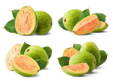 Taze olgun bir bütün ve beyaz arka planda yaprakları olan yarım guava seti.