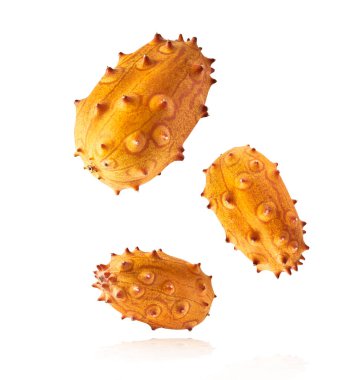 Havaya düşen taze kiwano beyaz arka planda izole edilmiş. Sıfır yerçekimi ya da havada kalma. Yüksek kaliteli çözünürlük resmi