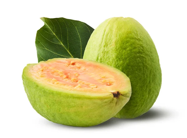 Świeże Dojrzałe Całe Połówkowane Guawy Liśćmi Wyizolowanymi Białym Tle — Zdjęcie stockowe