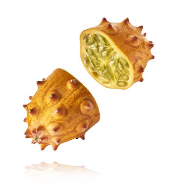 Havaya düşen taze kiwano beyaz arka planda izole edilmiş. Sıfır yerçekimi ya da havada kalma. Yüksek kaliteli çözünürlük resmi