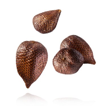 Beyaz arka planda izole bir şekilde havaya düşen taze olgun Noel yılanı meyvesi. Sıfır yerçekimi ya da havada kalma. Yüksek kaliteli çözünürlük resmi