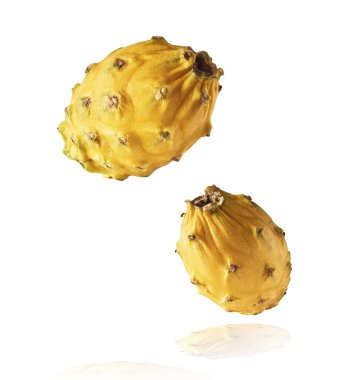 Beyaz arka planda izole edilmiş taze sarı ejderha meyveli yaratıcı görüntü ya da havada asılı duran pitaya ya da sıfır yerçekimi besin kavramı. Yüksek çözünürlük