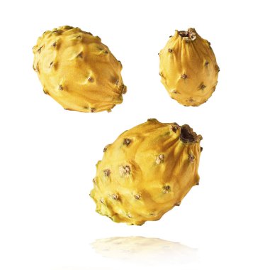 Beyaz arka planda izole edilmiş taze sarı ejderha meyveli yaratıcı görüntü ya da havada asılı duran pitaya ya da sıfır yerçekimi besin kavramı. Yüksek çözünürlük