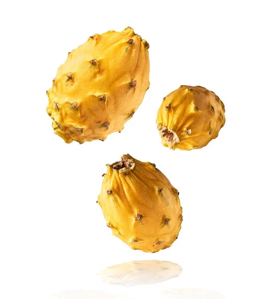 Imagem Criativa Com Fruta Dragão Amarelo Fresco Pitaya Caindo Isolado — Fotografia de Stock