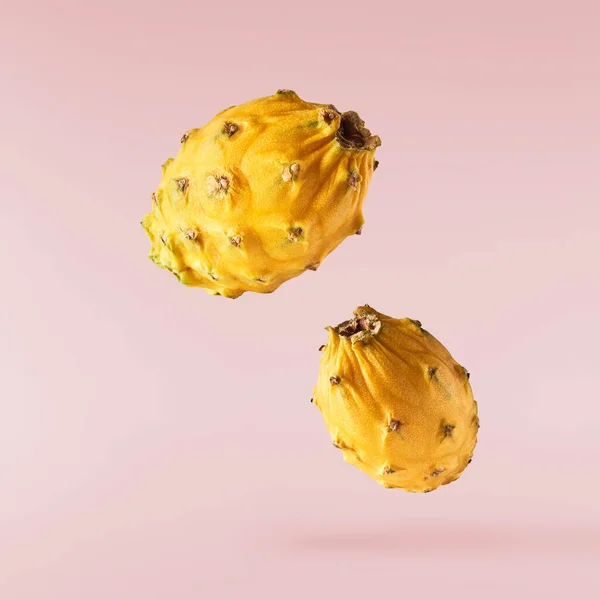 Kreatives Bild Mit Frischer Gelber Pitaya Die Die Luft Fällt — Stockfoto