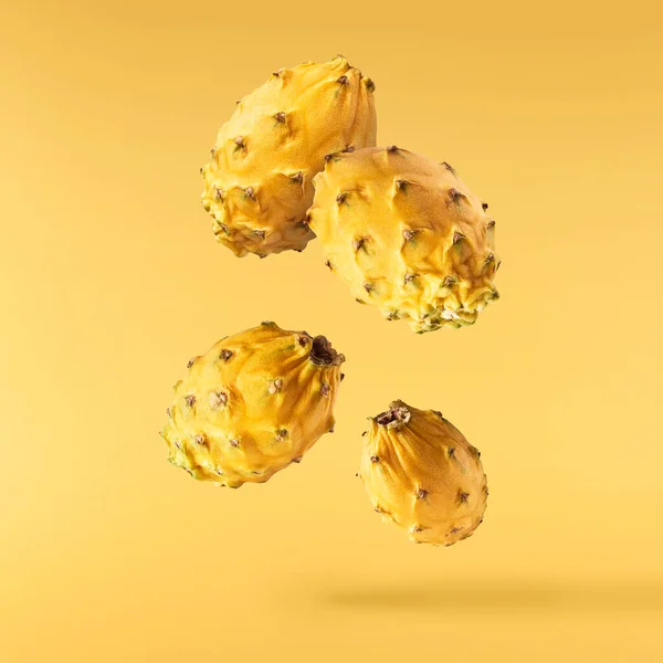 Δημιουργική Εικόνα Φρέσκα Κίτρινα Φρούτα Δράκων Pitaya Που Πέφτουν Στον — Φωτογραφία Αρχείου