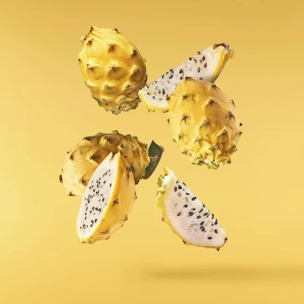 Kreatywny Obraz Świeżymi Żółtymi Owocami Smoka Lub Pitaya Spadające Powietrzu — Zdjęcie stockowe