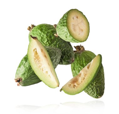 Yeşil yapraklı taze çiğ feijoa beyaz arka planda izole edilmiş olarak havaya düşüyor. Gıda havalanması ya da sıfır yerçekimi kavramı. Yüksek çözünürlük