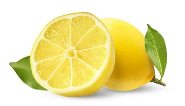 Beyaz arka planda yeşil yapraklı taze çiğ limonlar. Sarı limon, yüksek çözünürlüklü resim