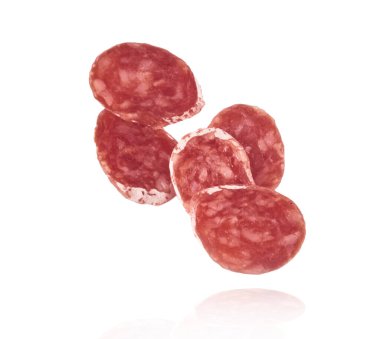 Parçalanmış sosis beyaz arka planda izole bir şekilde havaya düşüyor. Yiyecek uçurma konsepti. Yüksek çözünürlük