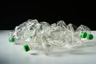 Esmer arka planda izole edilmiş plastik şişe kullanılmış. Küresel ısınma sorunu kavramı