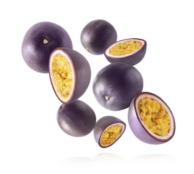 Taze ham tutku meyvesi beyaz arka planda izole bir şekilde havaya düşüyor. Sıfır yerçekimi ve yiyecek havada kalma kavramı. Yüksek çözünürlük