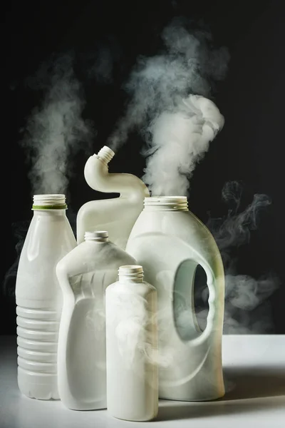 Használt Műanyag Palackok Füsttel Sötét Háttérrel Háztartási Tisztítószer Globális Felmelegedési — Stock Fotó