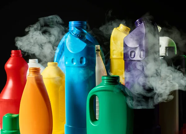 Використовуються Пластикові Пляшки Димом Темному Тлі Побутовий Прибиральний Продукт Концепція — стокове фото