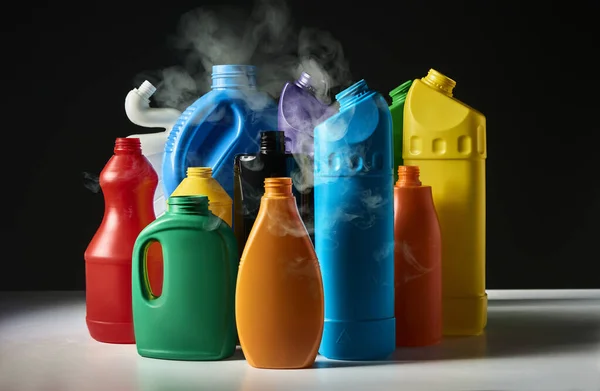 Bouteilles Plastique Usagées Avec Fumée Sur Fond Sombre Produit Nettoyage — Photo