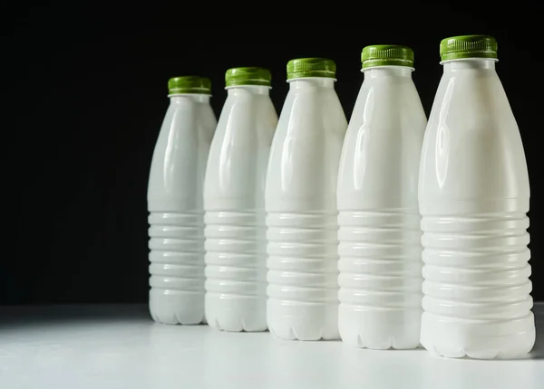 Gebrauchte Plastikflasche Isoliert Auf Dunklem Hintergrund Konzept Der Globalen Erwärmung — Stockfoto