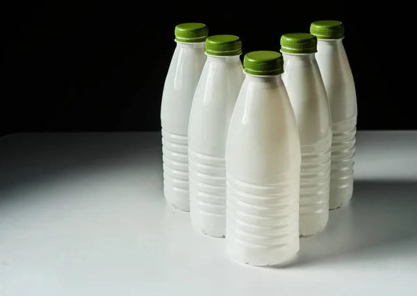 Gebruikte Plastic Fles Geïsoleerd Donkere Achtergrond Opwarming Van Aarde Conceptie — Stockfoto
