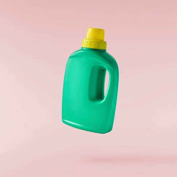 家庭用清掃製品 空気中に落ちてくるペットボトル — ストック写真