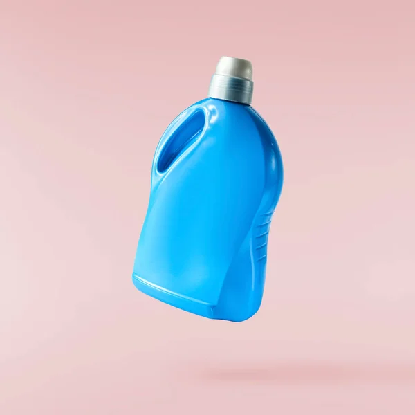 Побутовий Прибиральний Продукт Пластикова Пляшка Падає Повітрі Ізольовано Рожевому Тлі — стокове фото