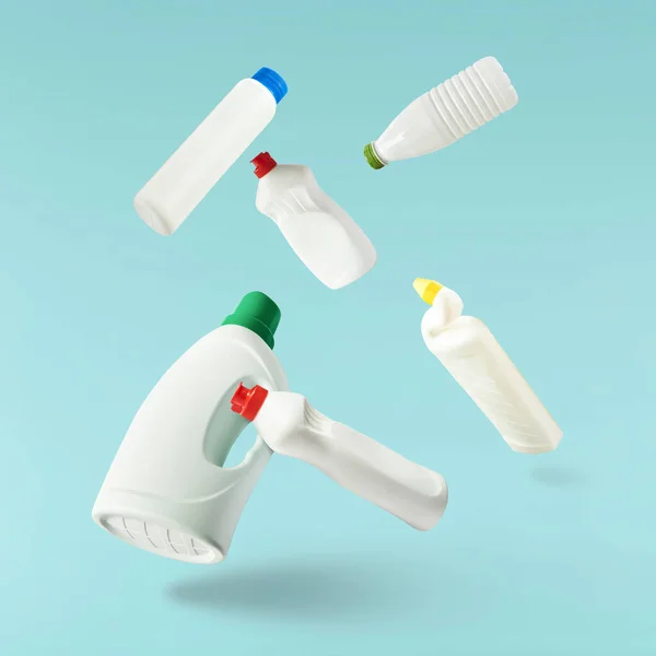 Schoonmaakmiddel Voor Huishoudelijk Gebruik Een Plastic Fles Valt Lucht Geïsoleerd — Stockfoto