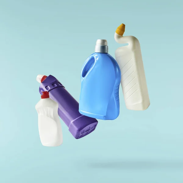Środki Czystości Dla Gospodarstw Domowych Plastikowa Butelka Spadająca Powietrzu Odizolowana — Zdjęcie stockowe