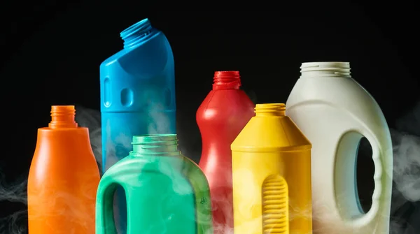 Używane Plastikowe Butelki Dymem Ciemnym Tle Środki Czystości Dla Gospodarstw — Zdjęcie stockowe