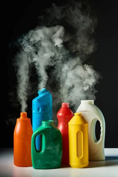 Használt Műanyag Palackok Füsttel Sötét Háttérrel Háztartási Tisztítószer Globális Felmelegedési — Stock Fotó