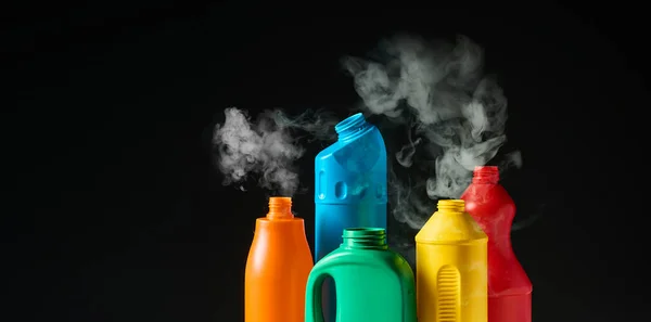 Używane Plastikowe Butelki Dymem Ciemnym Tle Środki Czystości Dla Gospodarstw — Zdjęcie stockowe