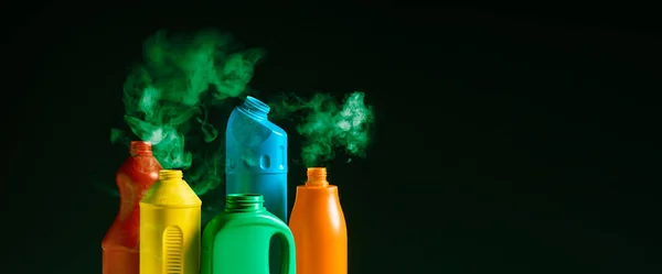 Usado Botellas Plástico Con Humo Sobre Fondo Oscuro Producto Limpieza — Foto de Stock